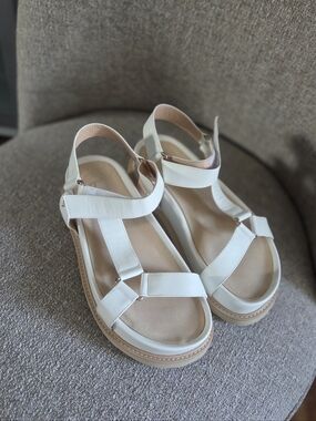 NWOB BRACCIALINI Women's White flatform Sandals - Classic Strappy Comfort 8